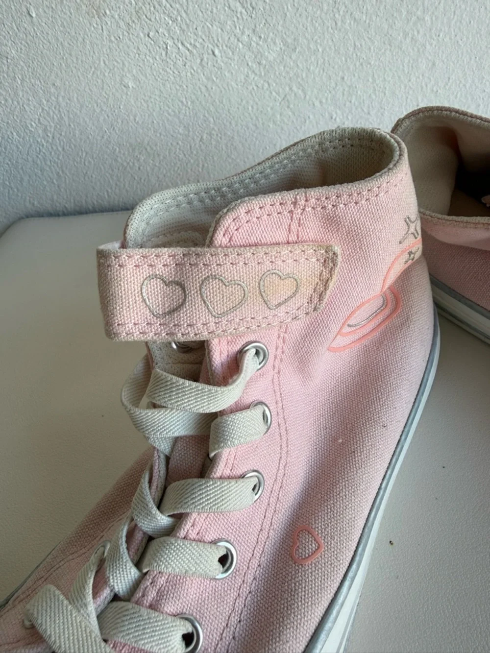 Converse Chuck Taylor All Star Love Hearts Pink High Top Sneakers Youth 3 Women5